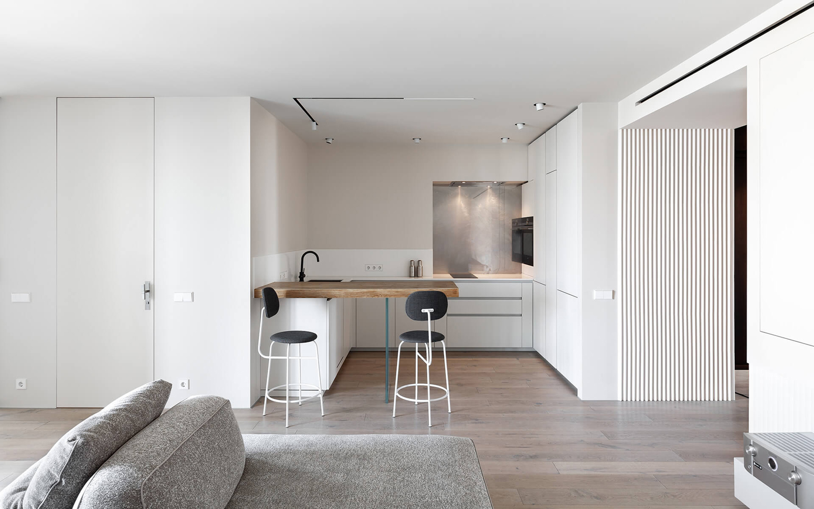 маленькие белые квартиры. квартира в стиле сканди минимализм. шведский интерьер маленькой квартиры. квартира студия в стиле минимализм. студия в скандинавском стиле.