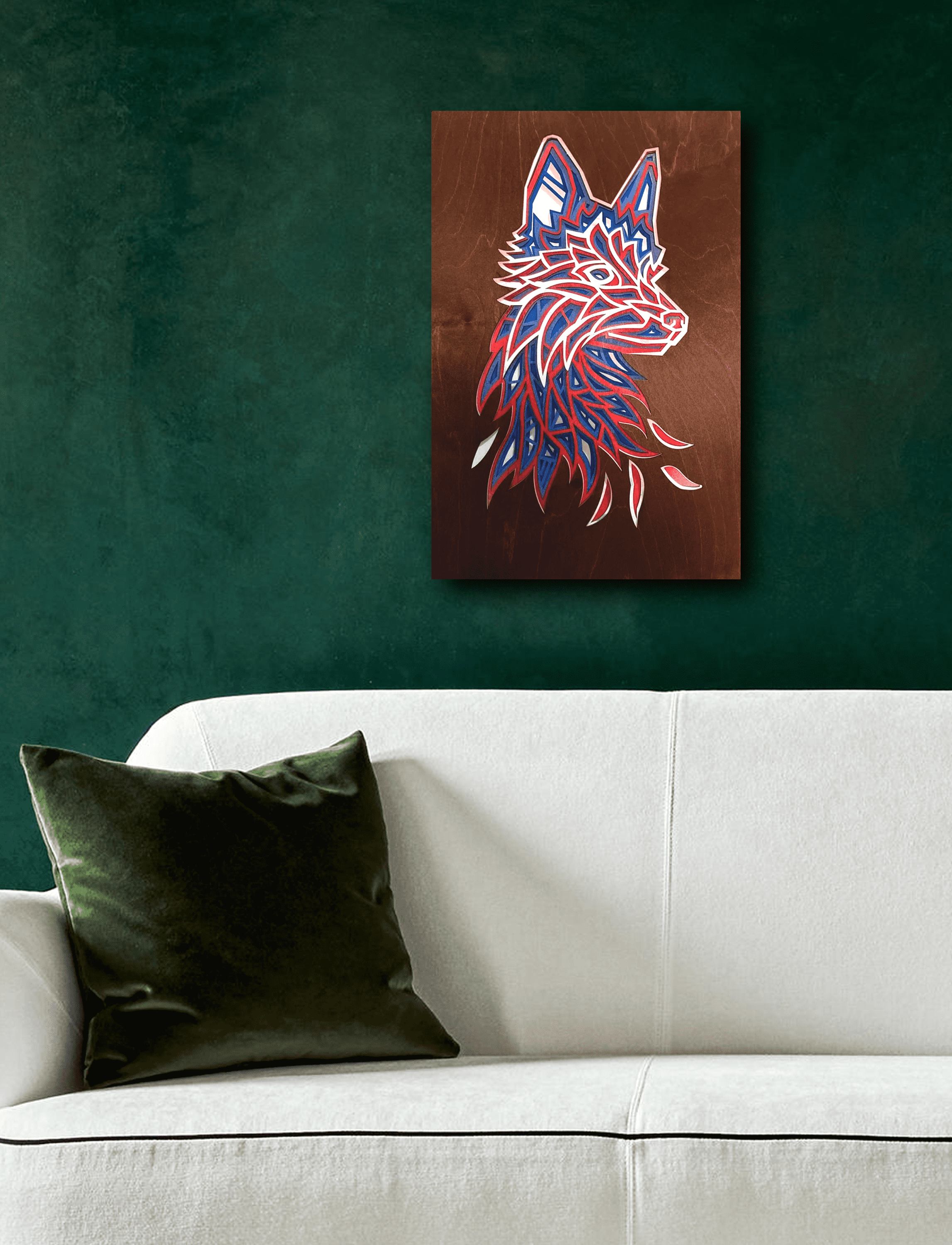 Лиса на деревянном панно. Красные и синие линии на коричневом фоне создают абстрактный, динамичный внешний вид с резкими углами и яркими цветами.