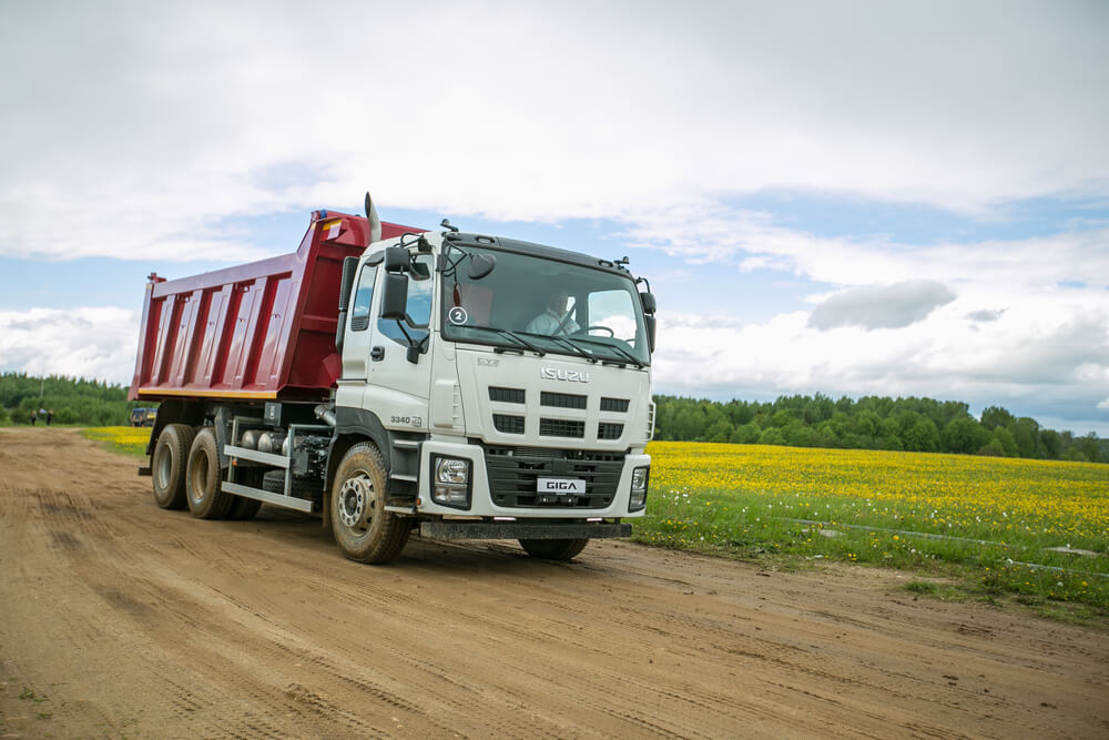 isuzu giga самосвал