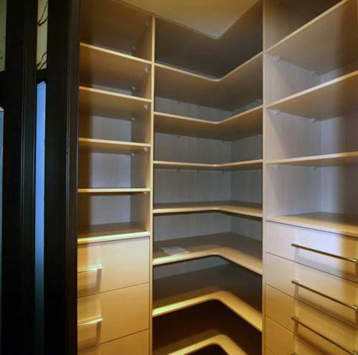 система хранения в угловом шкафу