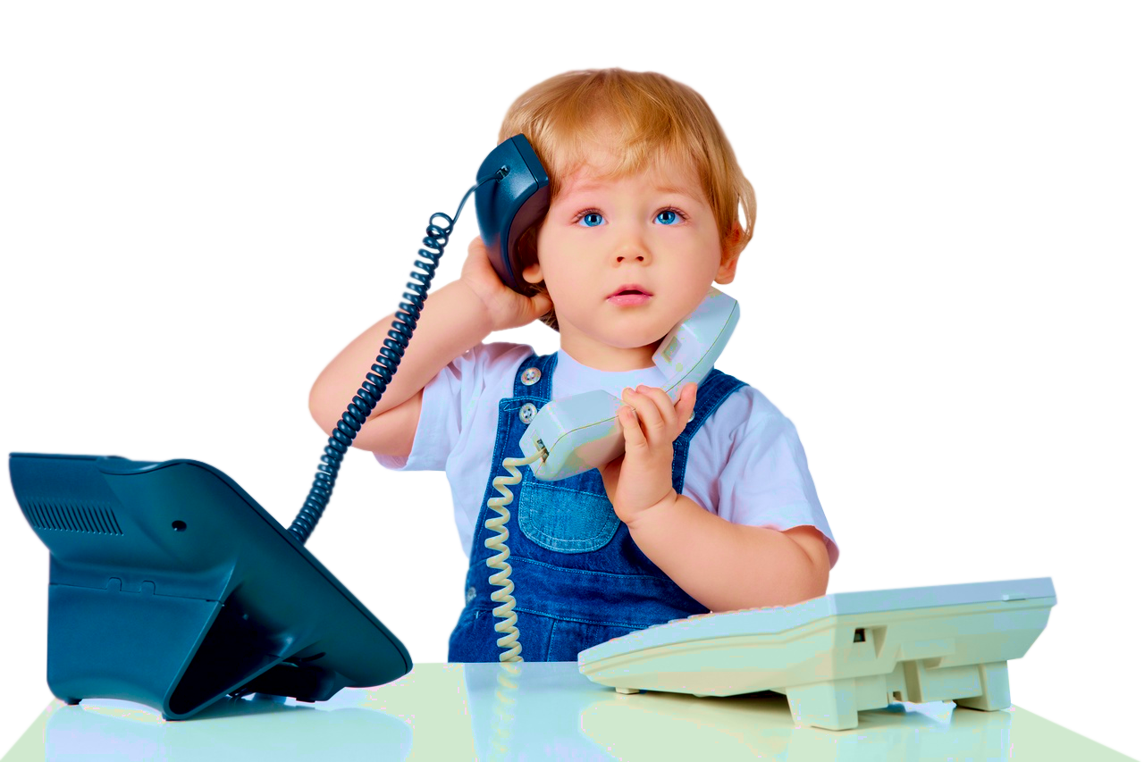 Ребенок звонит по теле. Ребенок говорит по телефону. Ребенок с телефонной трубкой. Ребенок звонит по телефону.