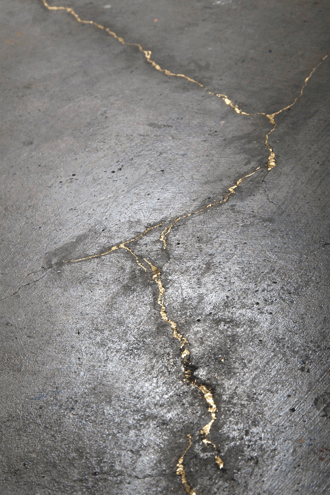 Трещины в бетонном полу. Трещины в бетоне. Трещина в стене. Бетон с золотыми прожилками. Декоративные трещины.