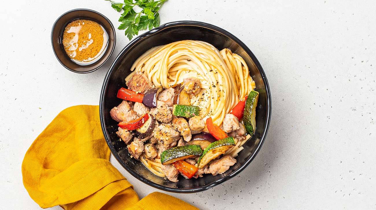 Яки удон с индейкой и овощами