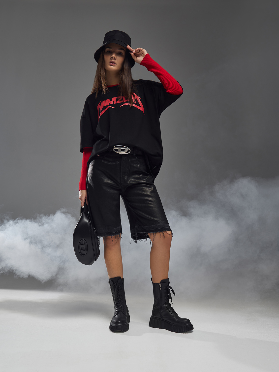 девушка в полный рост на фоне дым машины в спортивном образе