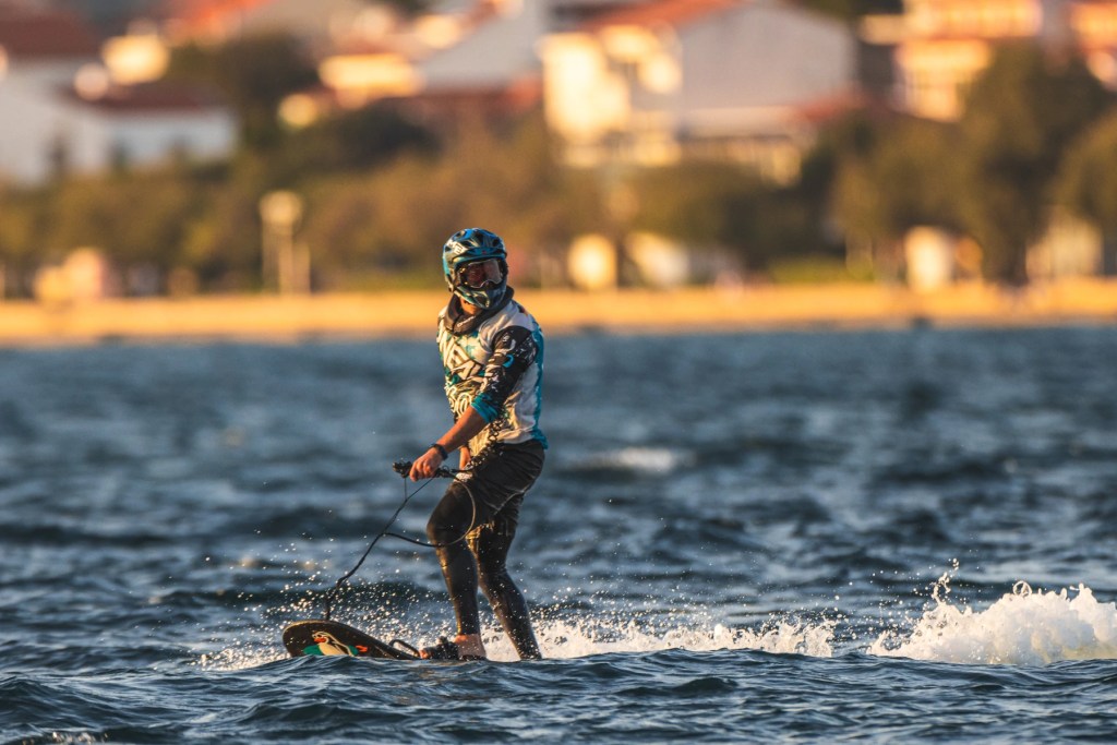 Райдер на электросерфе JETSURF Electric 2 на воде