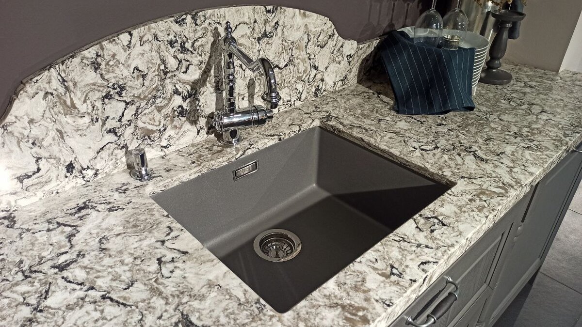 Столешница из кварцевого агломерата с подстольной мойкой. Кухня ОРЛЕАН. Фото в салоне