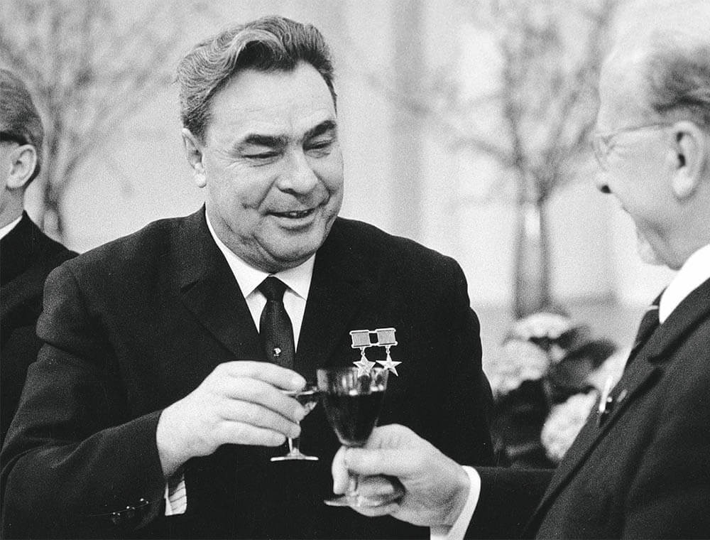 брежнев выпивает