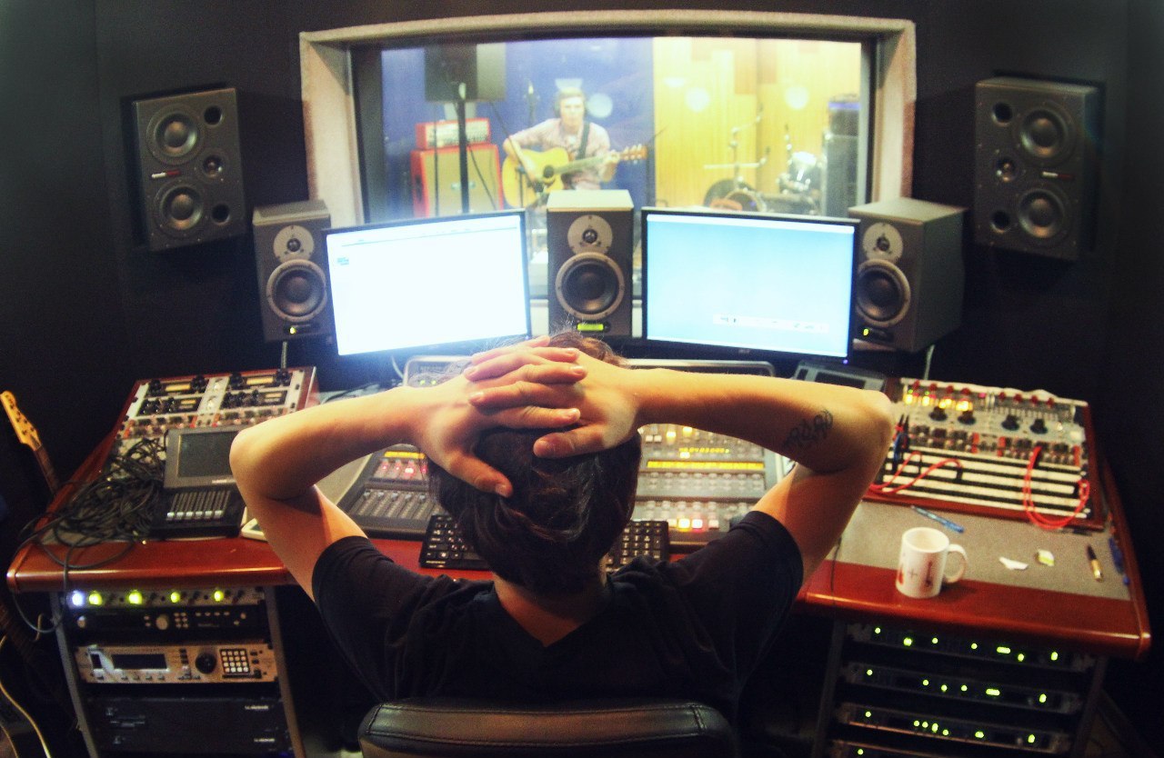 Red head sound аватар дата выхода. Музыкальная студия. Парень в студии. Парень в студии звукозаписи. Пацаны на студии.