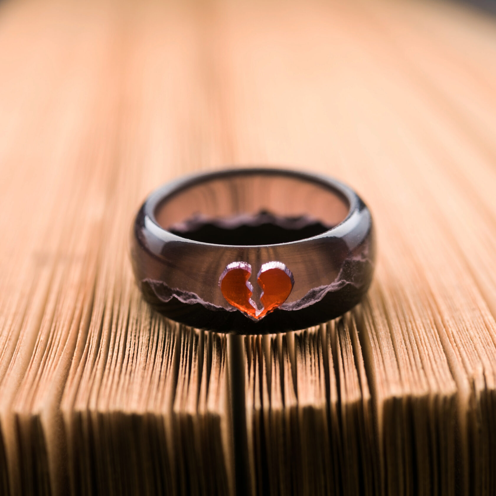 Only rings. Кольцо из дерева и эпоксидной смолы. Деревянные кольца с эпоксидной смолой. Черное кольцо из эпоксидной смолы. Кольцо из темного дерева.