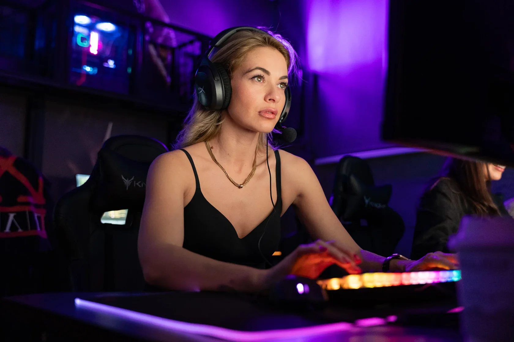 Гостья за игровым компьютером CH Gaming