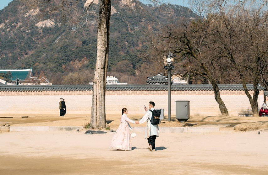 Пара влюбленных в народных корейских костюмах