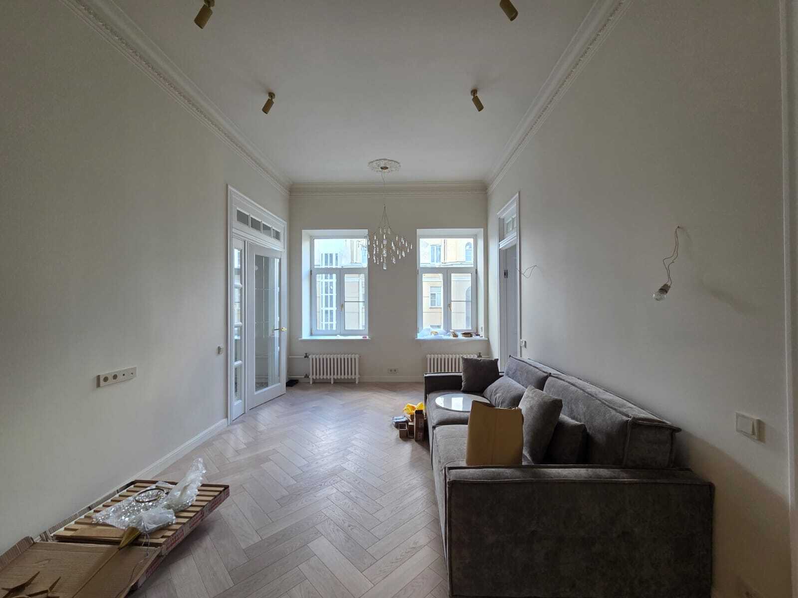 Классика с современным комфортом: английская ёлка Lab Arte Angle в лаке — чистые стыки, аккуратная геометрия, стабильный рисунок. Оптимально для гостиных и кабинетов. Parket Brothers — консультация, подбор подложки/плинтусов, доставка по России.