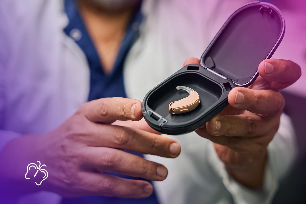 бежевый слуховой аппарат 