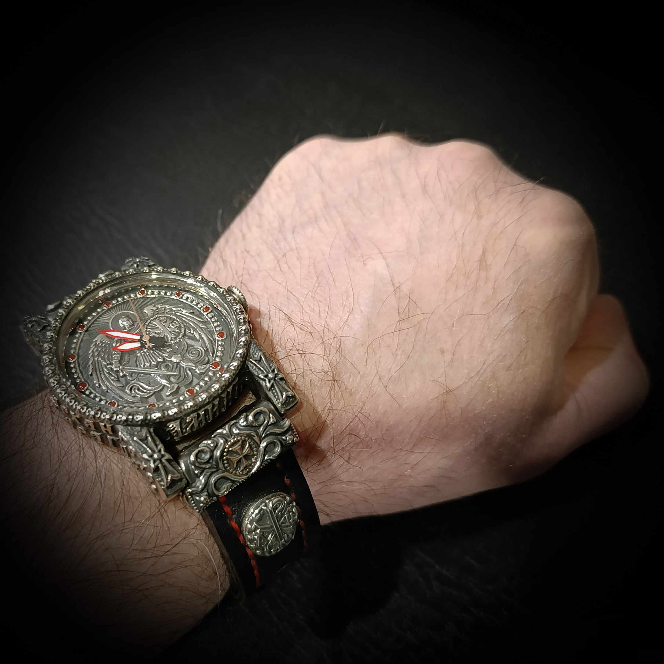 наручные именные часы на заказ, часы на заказ мужские, брутальные часы.