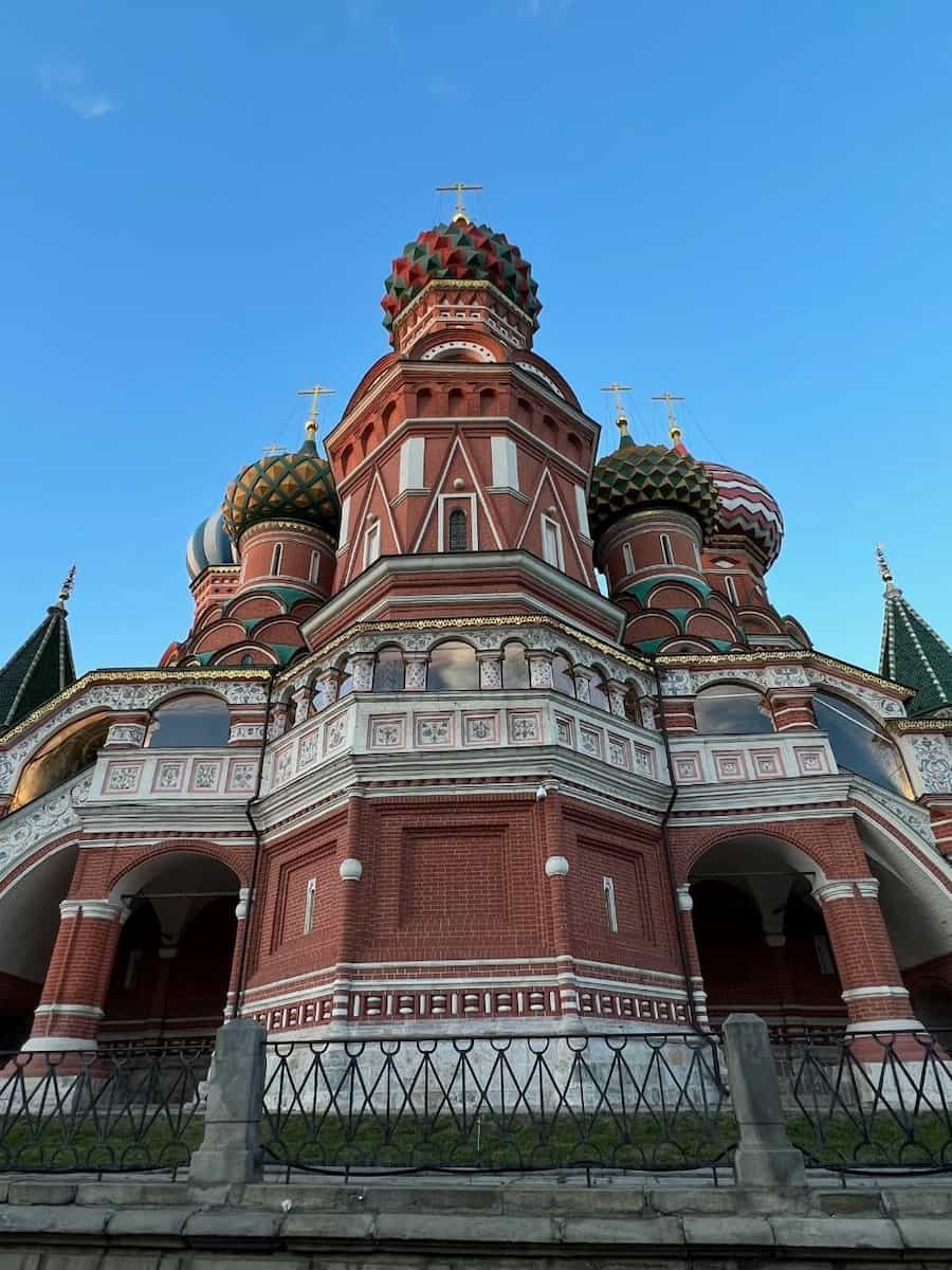 Красный храм с декоративными куполами на улице Варварка