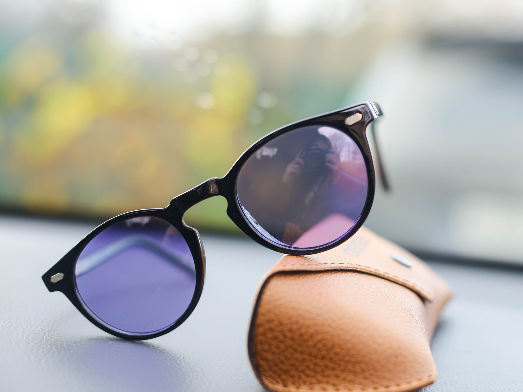 Женские фиолетовые очки. Фотохромные линзы Polaroid. Фиолетовые солнцезащитные очки. Солнечные очки фиолетовые. Очки сиреневые солнцезащитные.