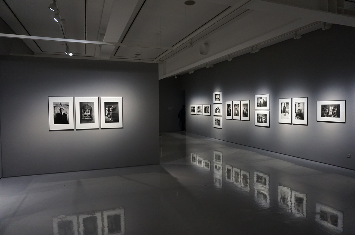 Экспозиция где. Современные фотовыставки. Освещение в музее. Художественная галерея. Креативные фотовыставки.