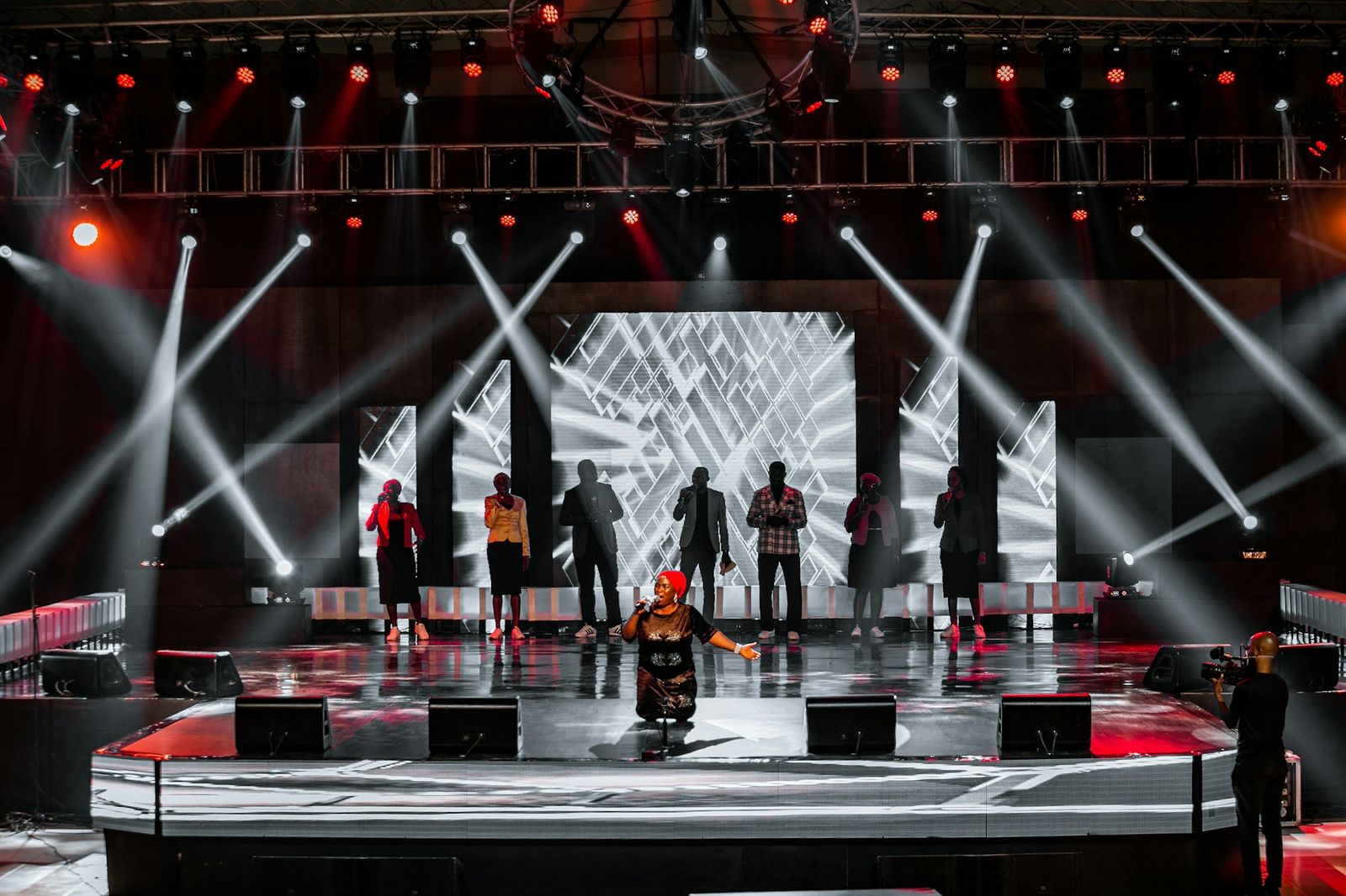 Светодиодный экран для сцены на корпоративе: LED-экраны и ферма с прожекторами