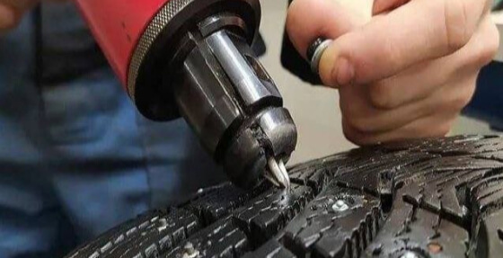 процесс шиповки шин