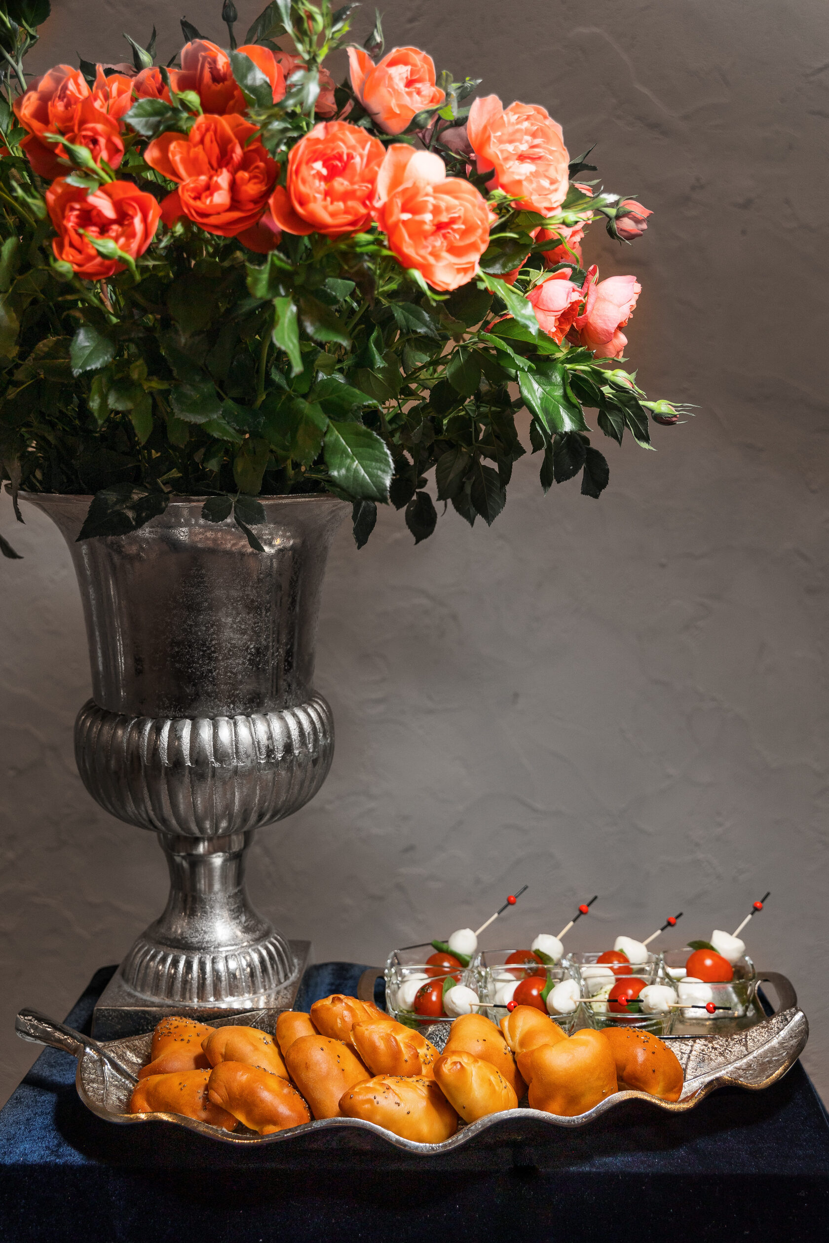 Флористика на фуршете — цветочный декор мероприятия выездной кейтеринг Москва