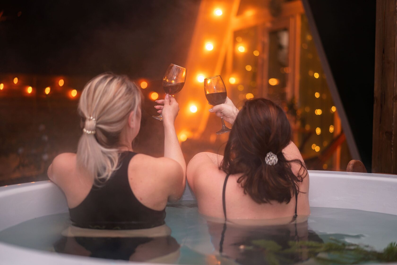 Девушки в купели фурако - расслабляющий спа-вечер на девичнике в глэмпинге