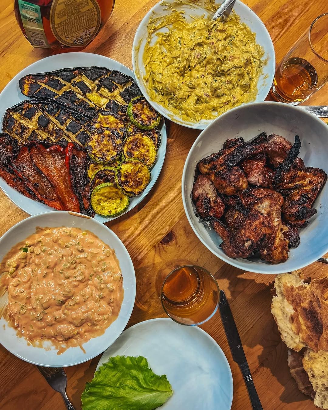 Ужин на террасе домика в лесу Подмосковья в глэмпинге Под кронами