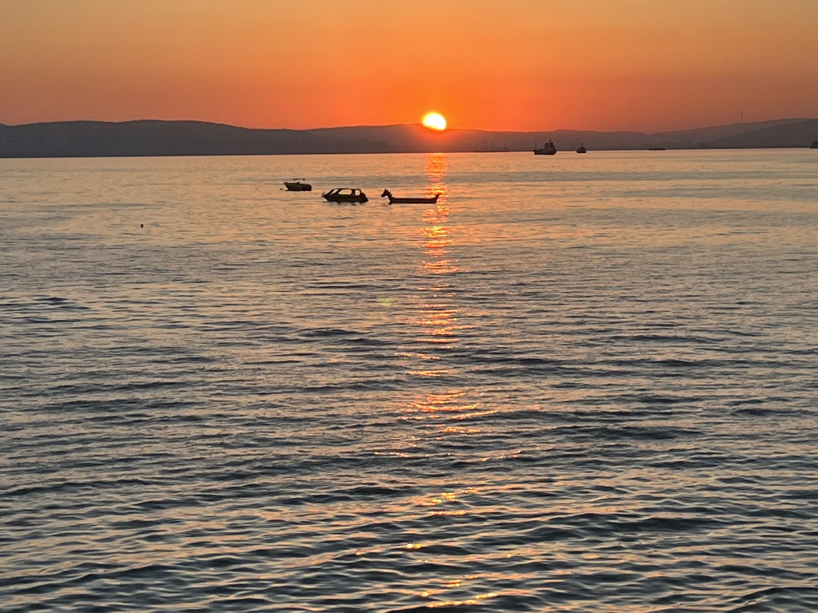 Закат над морем у Кабардинки: лодки и отражение солнца на воде