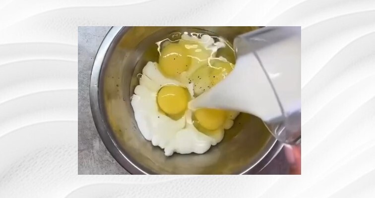 Приготовление блинчиков с сыром, помидорами и зеленью на сковороде: шаг 2