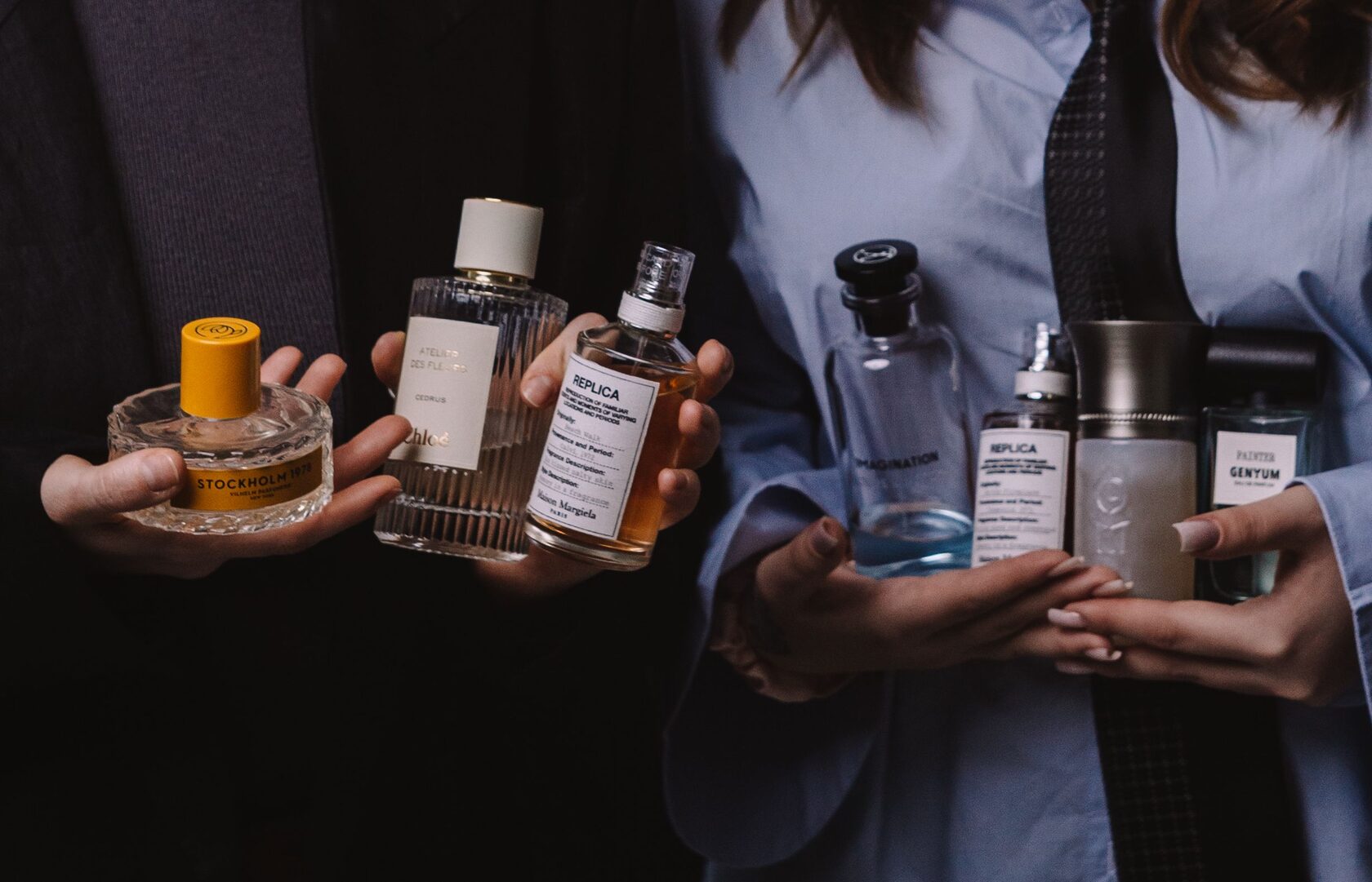 Парфюмерный бар LETIPARFUM — руки с блоттерами, флаконы, белый фон, красный акцент