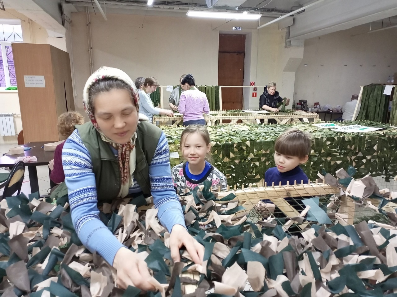 Прихожане Храма "Всех скорбящих радосте" плетут маскировочные сети для воинов