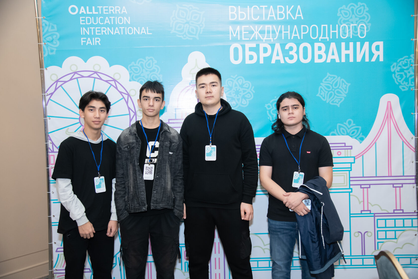 Посетители у фотозоны Allterra Education
