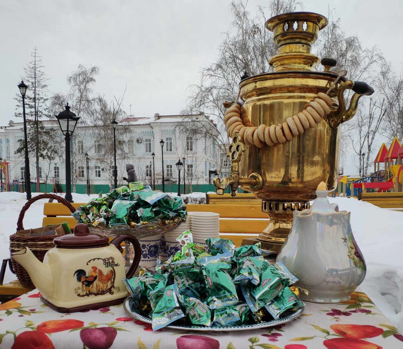 Банки туров тюмень. Город самоваров. Киоск с самоварами. Гоша с самоваром. Самовар в Тюмени на улице.