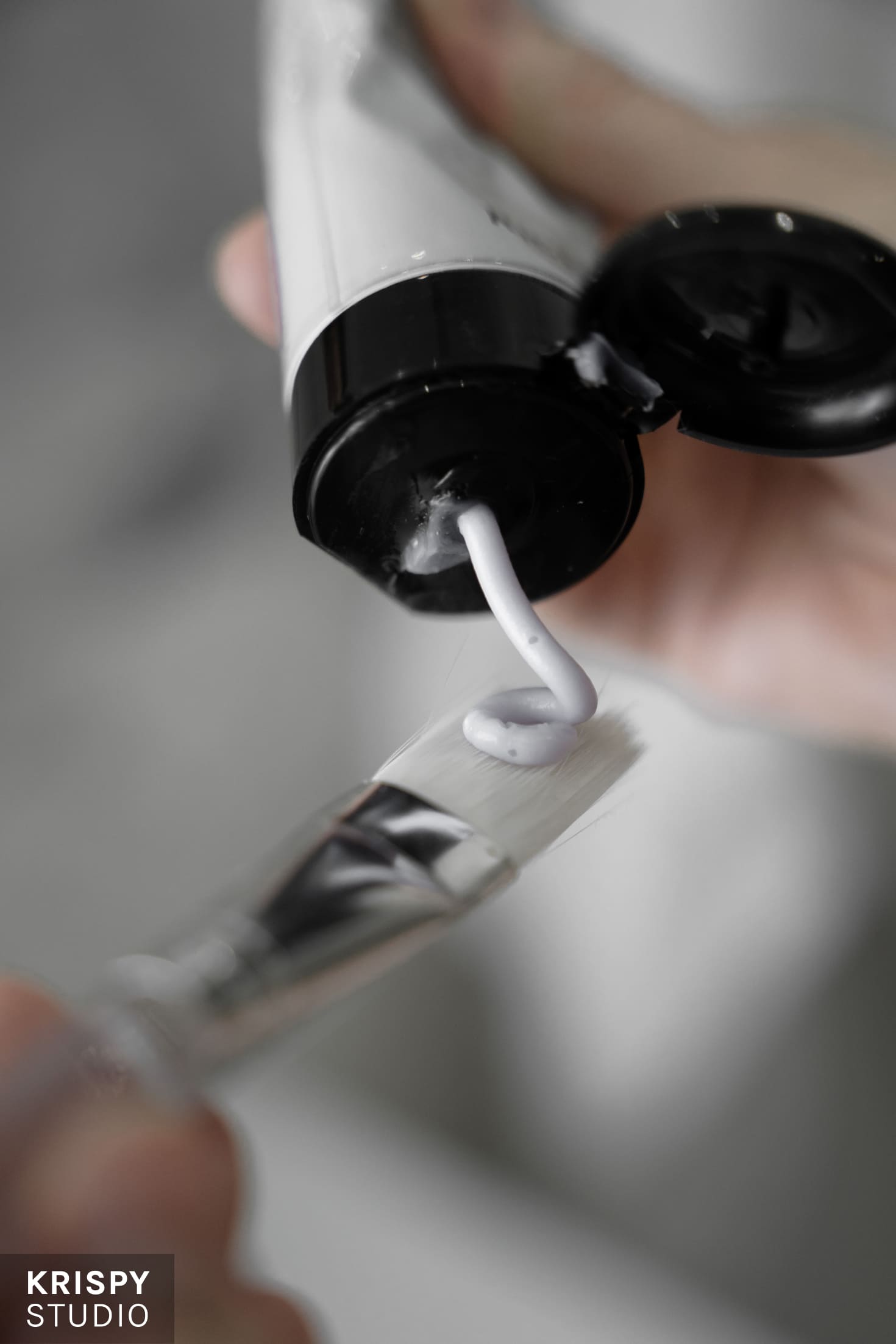 Уход за кожей с косметической маской от Riche на фоне студии