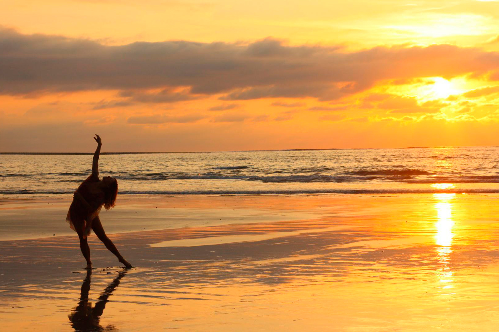 Танцующая девушка, пляж, море, йога