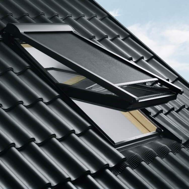 Ein Sonnenschutz, der in das Dachfenster eingebaut ist, Rollläden