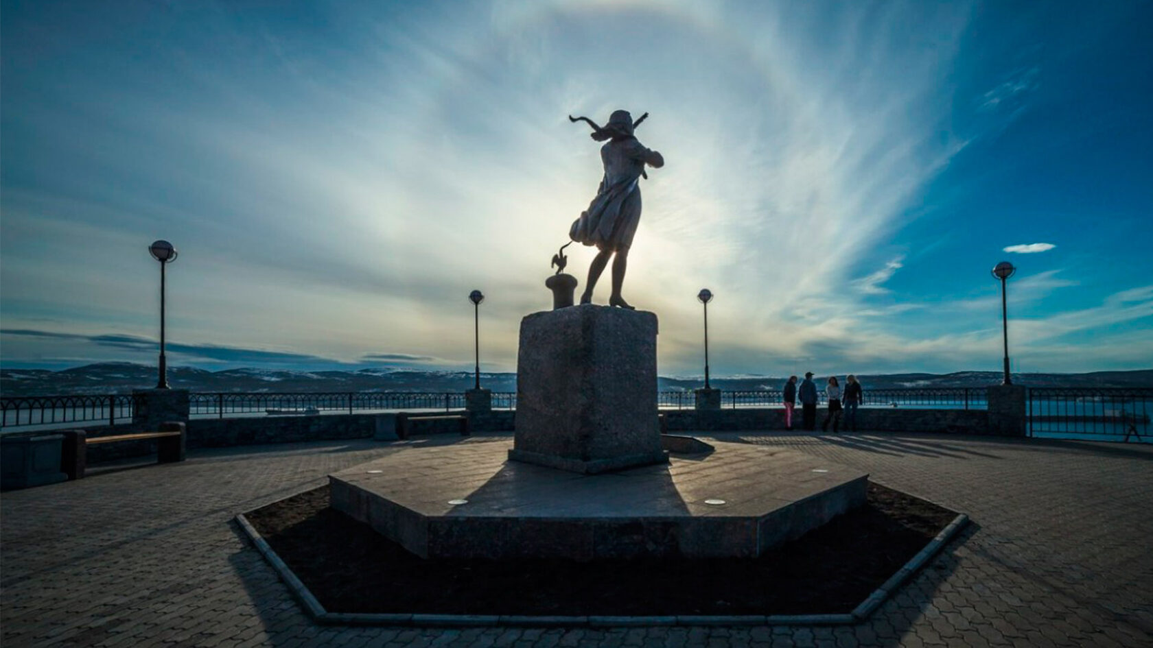 Мурманск памятники фото. Памятник ждущей в Мурманске. Памятник умеющим ждать в Мурманске. Памятник ждущей в Мурманске фото. Мурманск столица Заполярья.