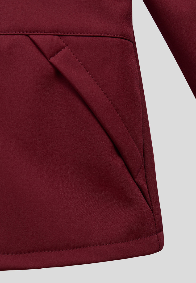 карман бордовой куртки крупным планом