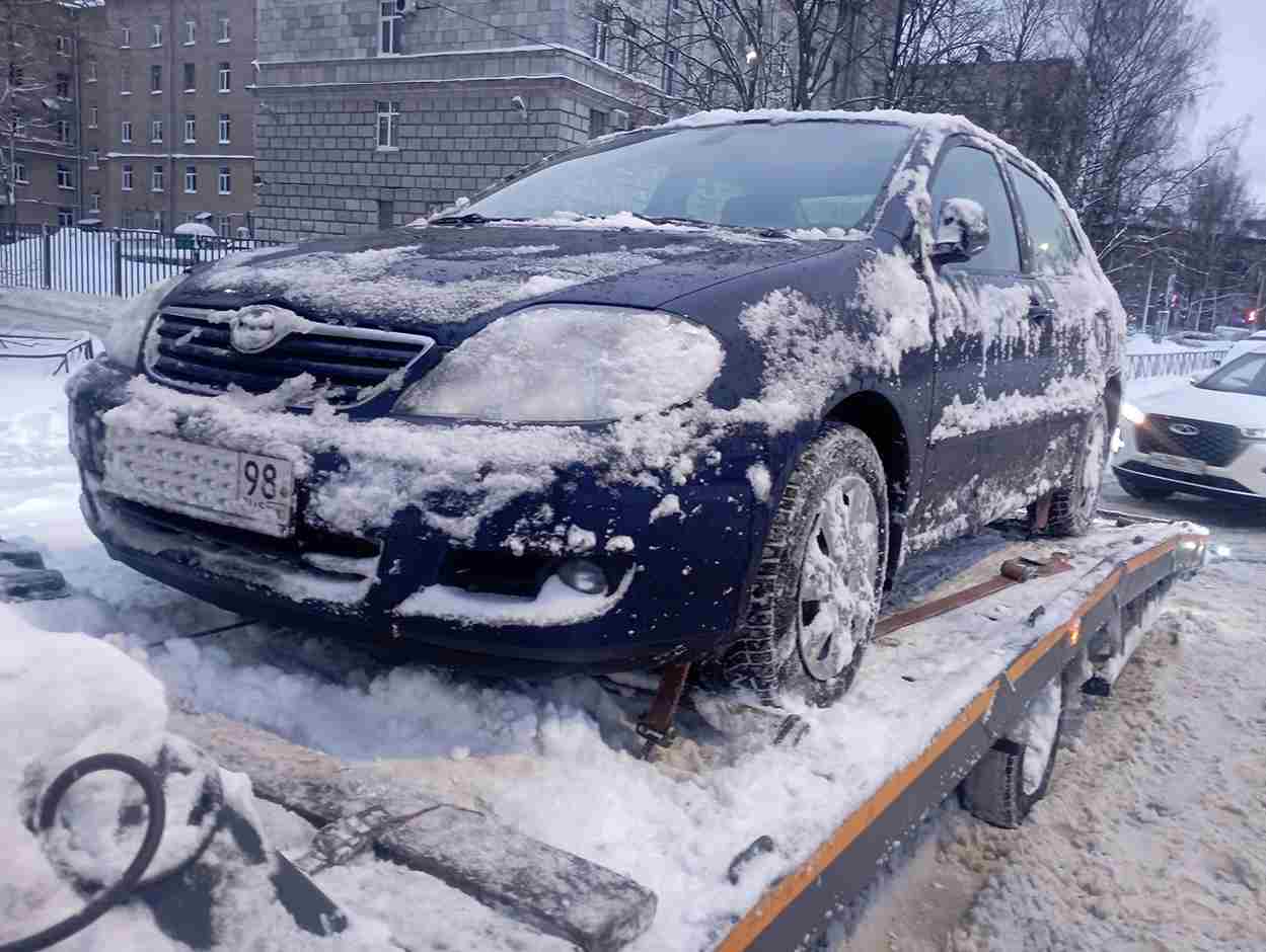 Эвакуация автомобиля Toyota Corolla с улици Гидротехников в Калининском районе Санкт-Петербурга