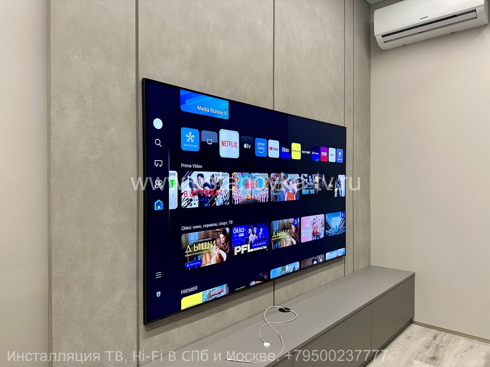 Телевизор Samsung 75QN800D установлен на стену.