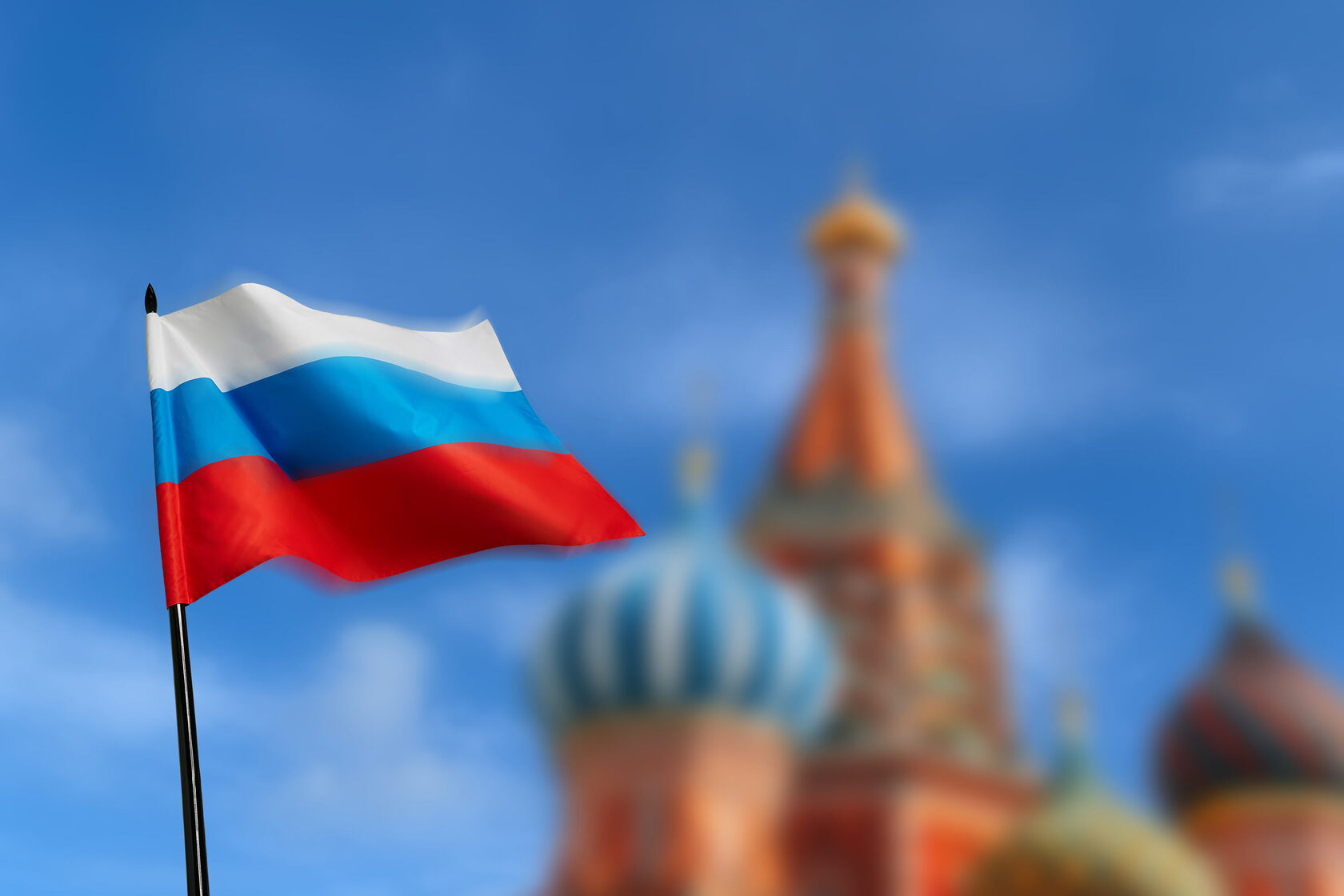 Государственный флаг России на фоне собора