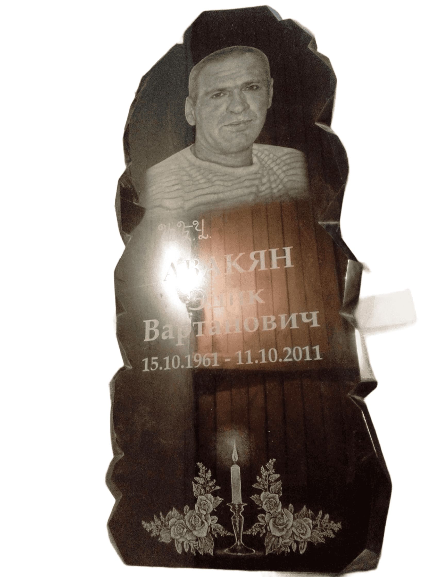 Памятник из Карельского гранита с индивидуальной вырубной формой, размер 1100х500