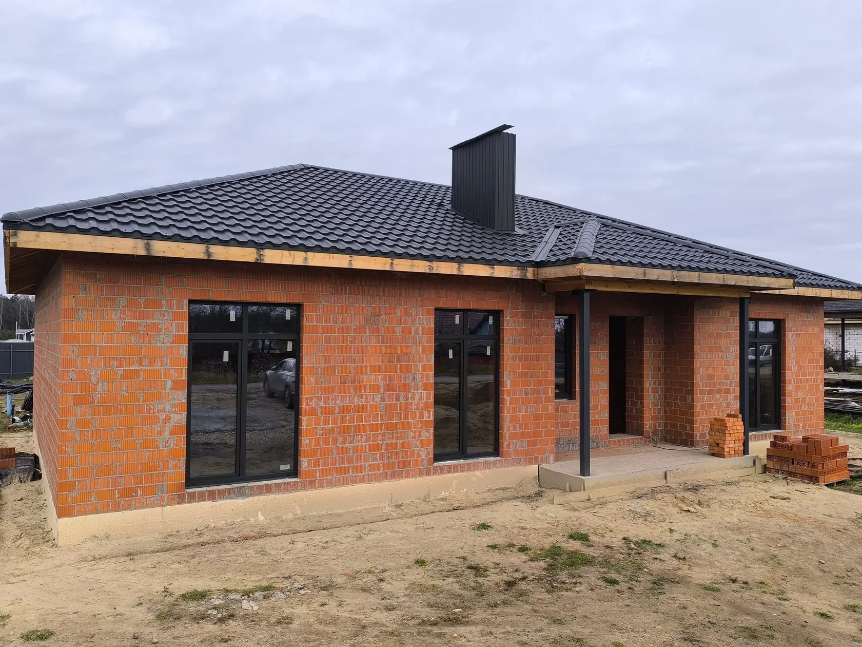 Панорамные окна Rehau Intelio в кирпичном доме