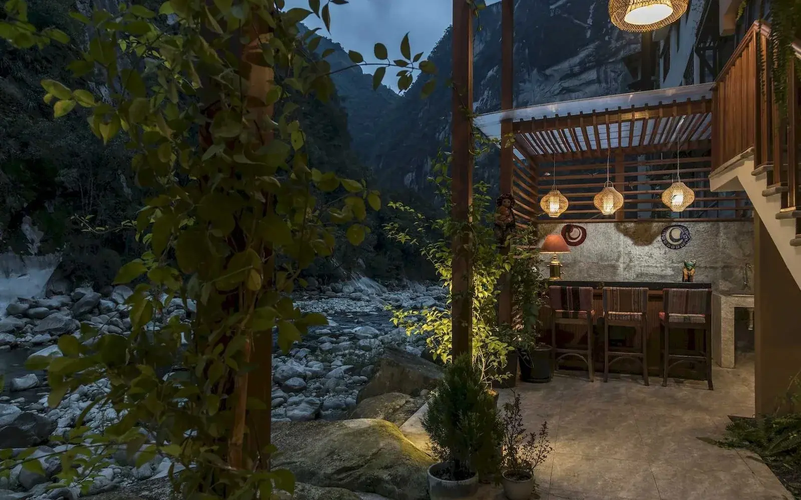 Терраса-бар на берегу реки Вилканота в ущелье, Casa del Sol Machupicchu