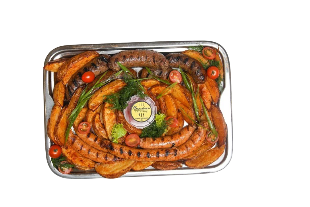 Купаты на гриле с картофелем по-деревенски и томатным соусом кейтеринг Сююмбикэ (Сююмбике)
