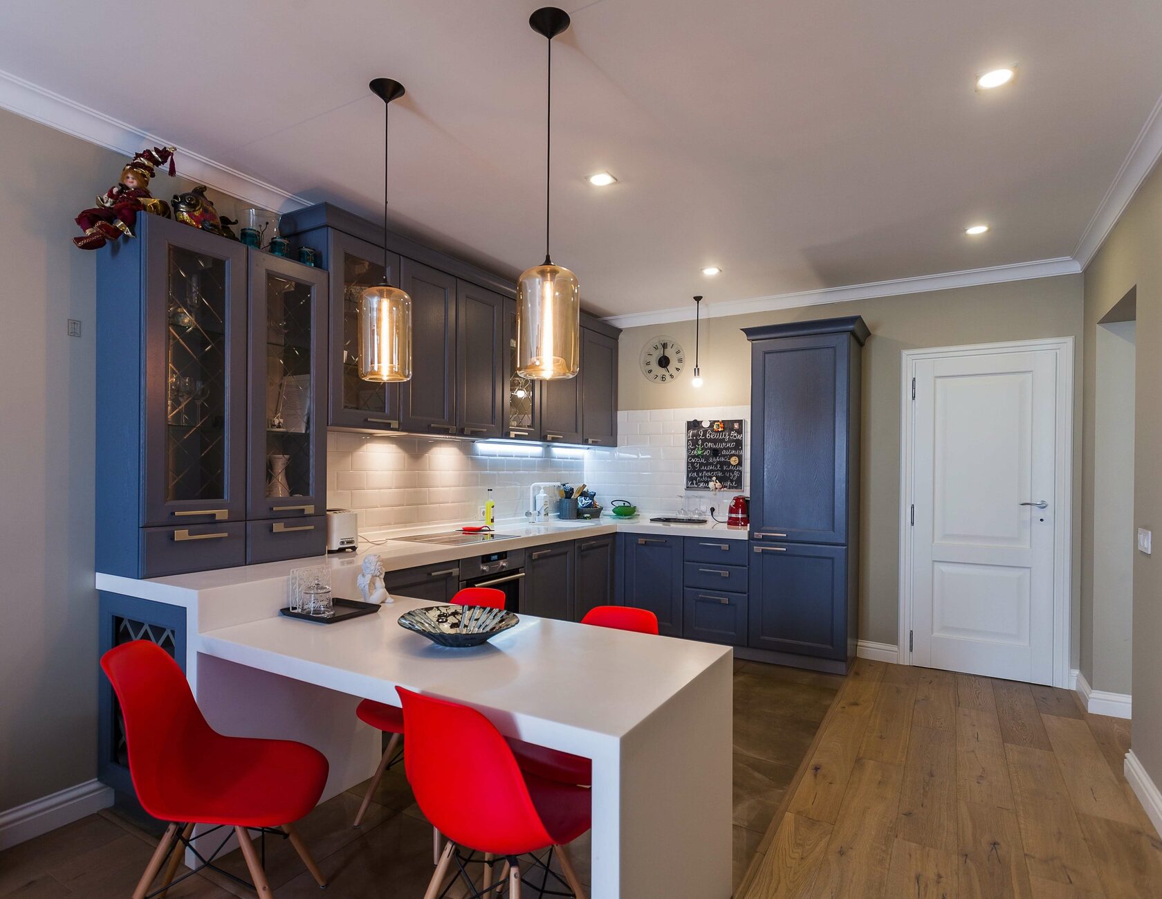 Коломенская набережная - Дизайн интерьера кухня, кухонный гарнитур, стол, стулья, люстры