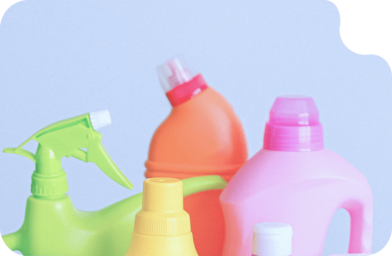 Чистящие средства в цветных пластиковых канистрах