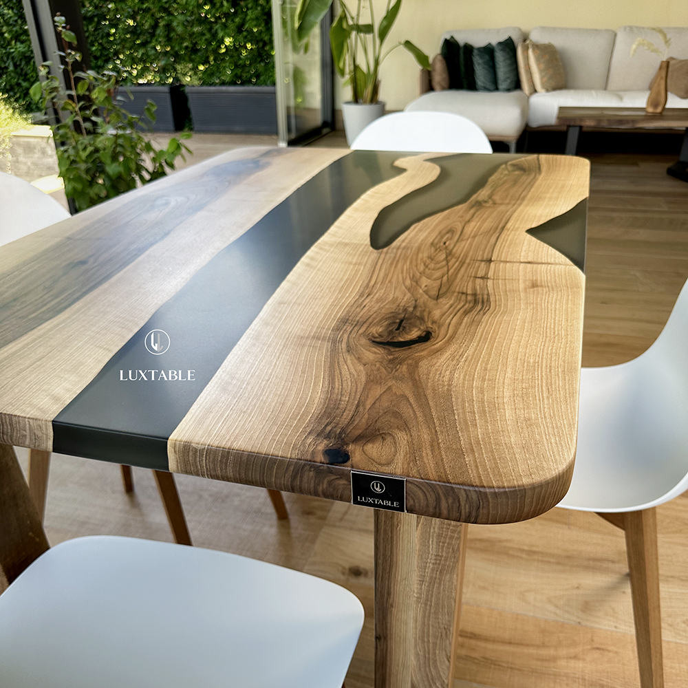 Epoxidharz Tische Alagoas aus europäischem Nussbaum und hellblauem Epoxidharz mit Metallic Effekt