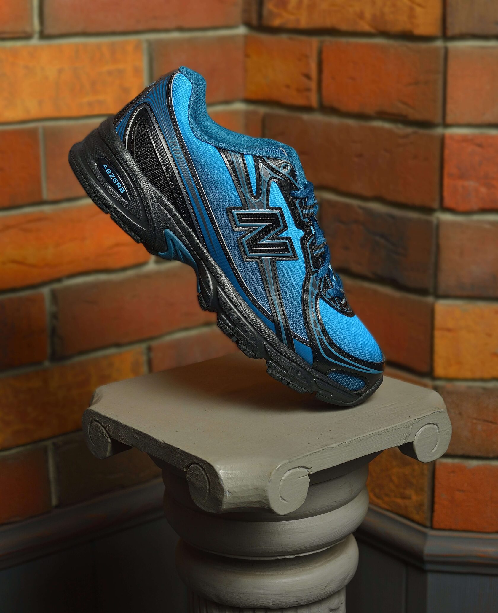 New Balance U7402CJ — деталь верха: геометрия панелей и синий оттенок 