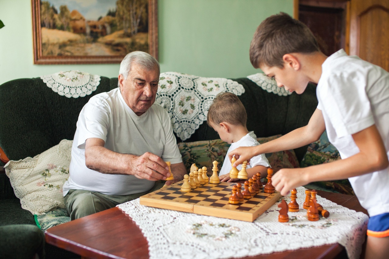 Папа играет в шахматы. Шахматы для детей. Шахматы занятия для детей. Дедушки играют в шахматы. Внук с дедушкой и шахматы.