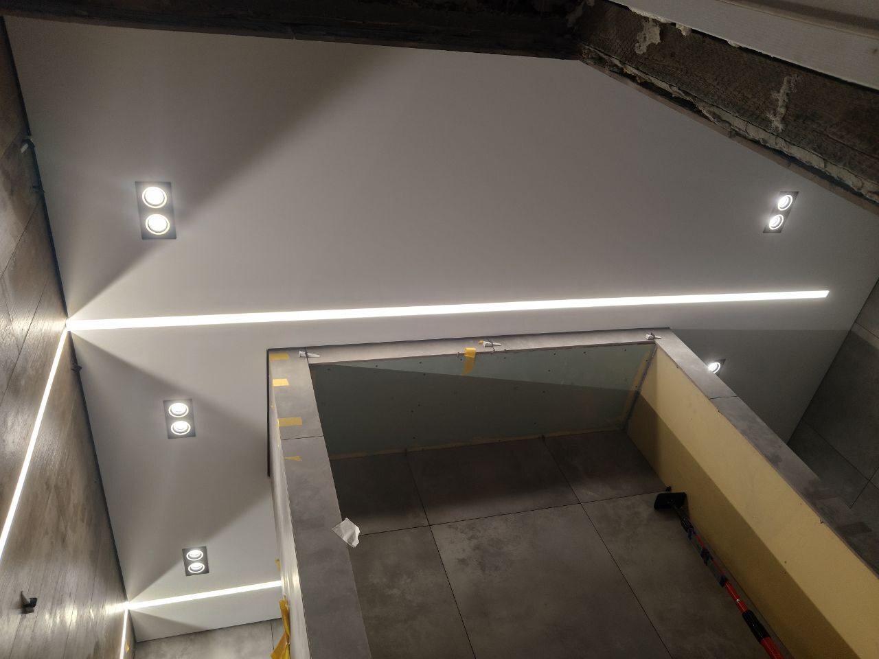 потолок с теневым профилем в интерьере